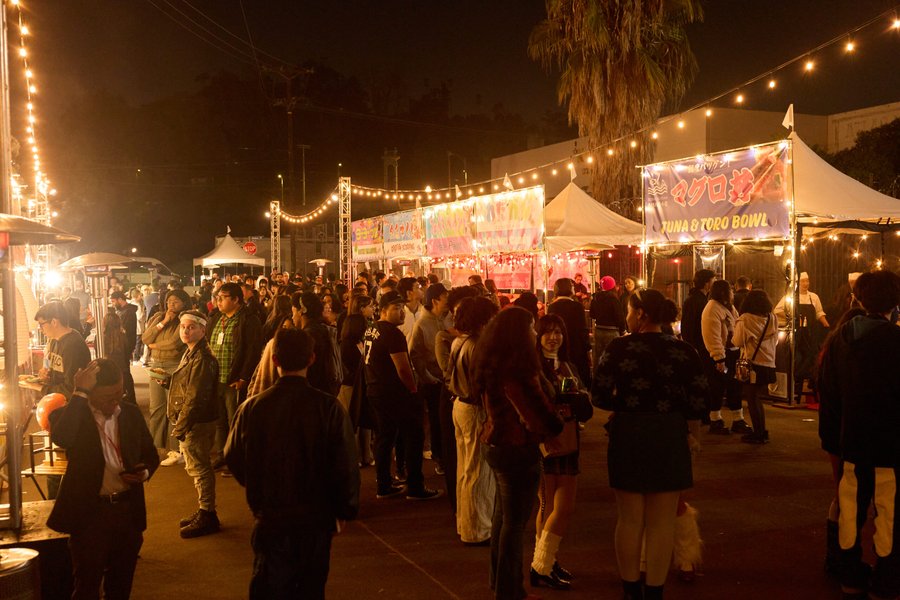 The ennichi &rsquo;25 market under string lights